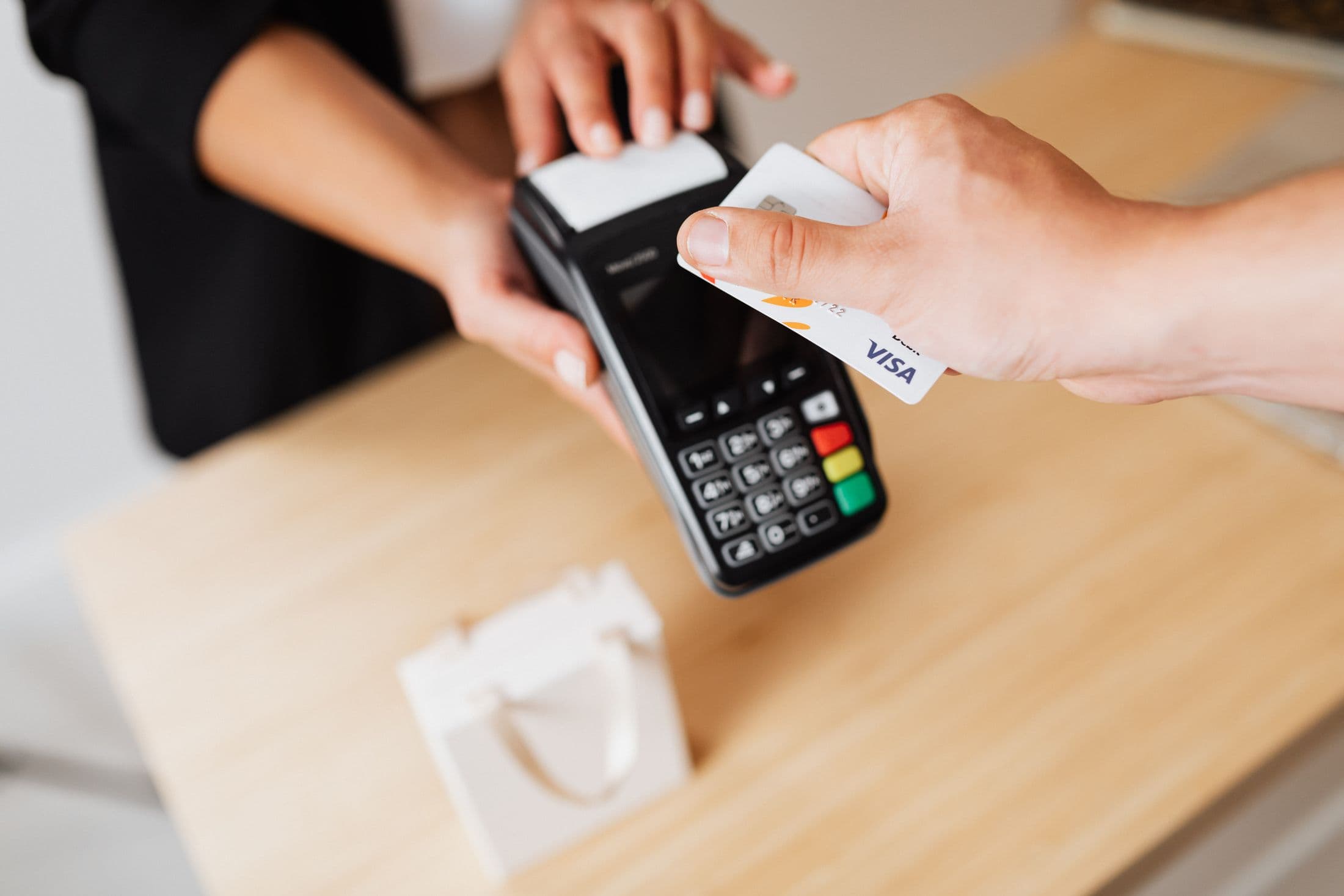 Beskontaktno plaćanje karticom na POS uređaju