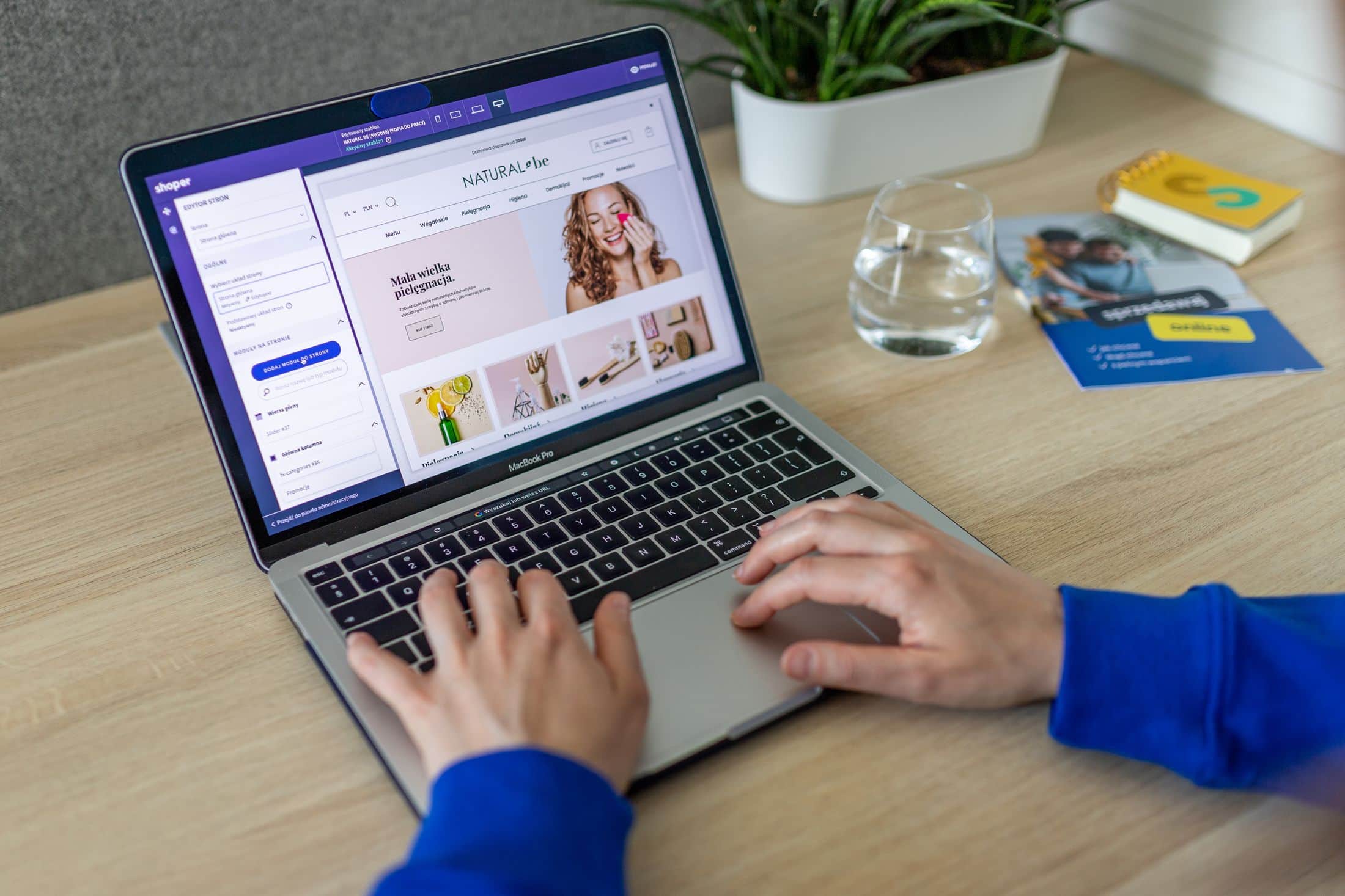 Editing a webshop on a laptop